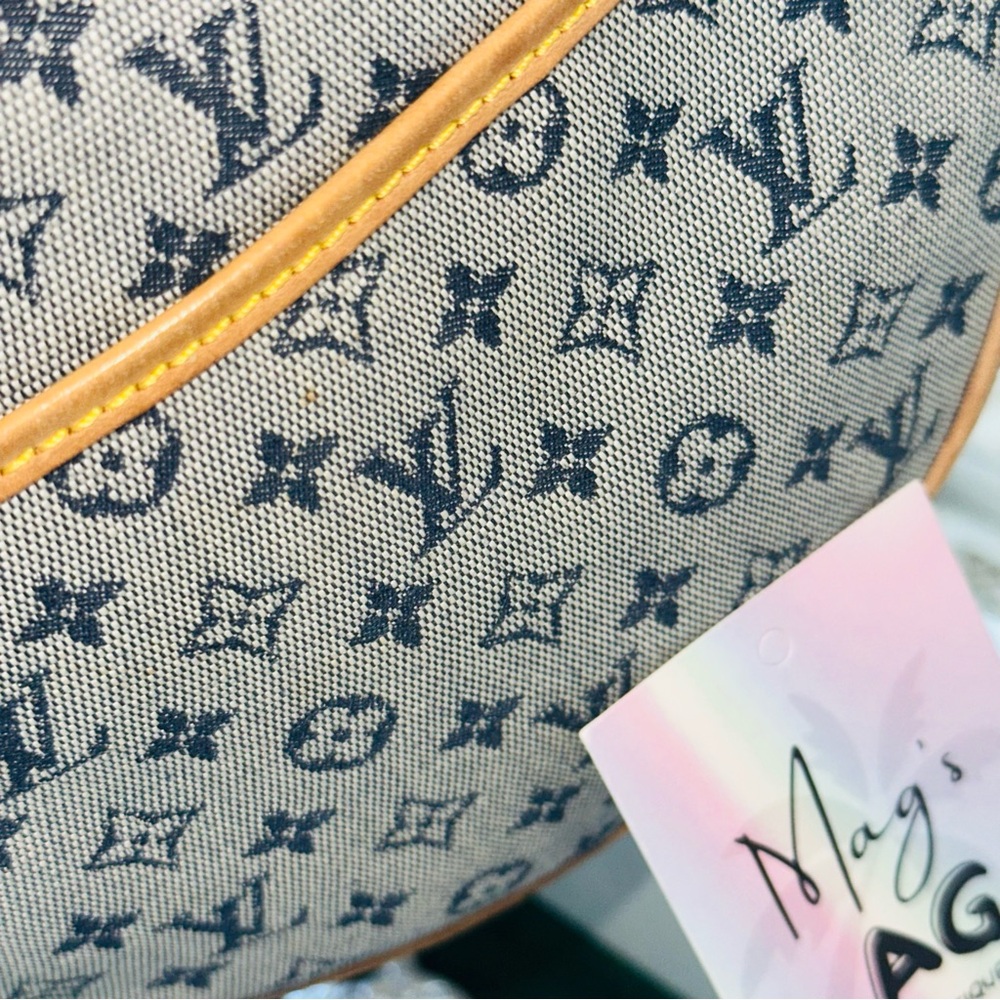 Louis Vuitton: Round Monogram LV Mini Crossbody Bag (seen on Ariana Grande) - Picture 13 of 16
